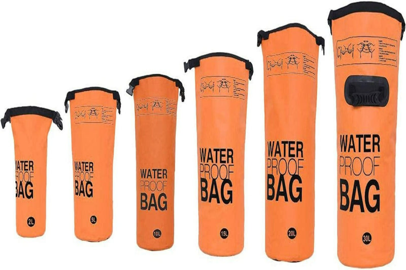 Load image into Gallery viewer, Verken zorgeloos de natuur met onze 2L tot 30L waterdichte tassen in levendig oranje, gemaakt van hoogwaardige materialen. Elke tas heeft &quot;WATER PROOF BAG&quot; labels, stevige gespsluitingen en een handige rolsluiting.
