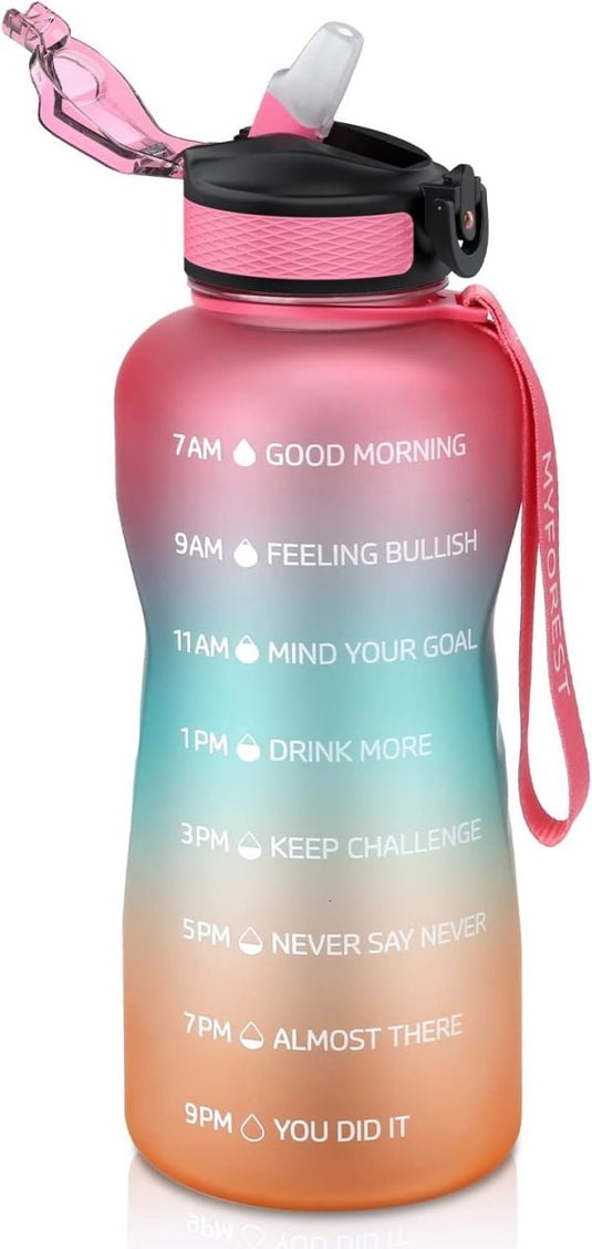 De "Ontdek de ultieme 2L waterfles" is BPA-vrij, veelkleurig en heeft tijdstempels met motiverende markeringen van 7:00 tot 21:00 uur. Het bevat een drinkrietje op het roze deksel om de gezondheid te bevorderen.