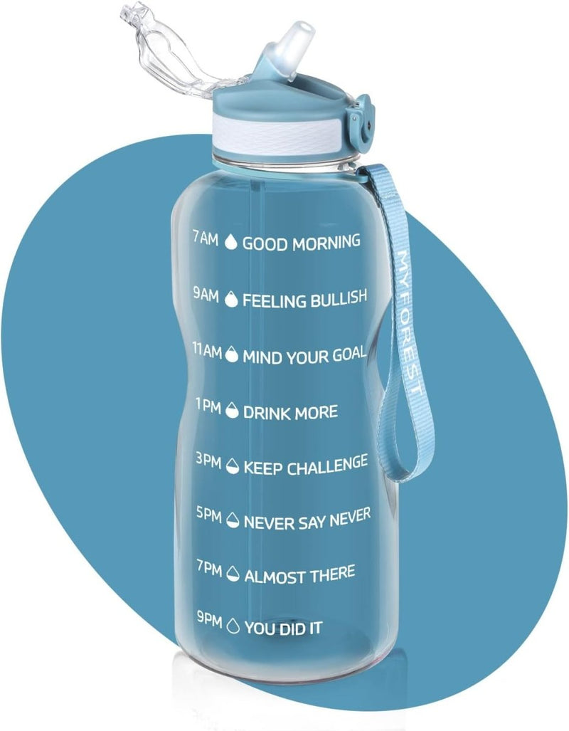 Laad afbeelding in Galerijviewer, Ontdek de ultieme 2L BPA-vrije waterfles in het blauw, met tijdmarkeringen met motiverende berichten zoals &quot;GOEDEMORGEN&quot; om 7:00 uur en &quot;JE HEBT HET GEDAAN&quot; om 21:00 uur. Een &quot;MIJN FOREST&quot;-bandje omhult uw gezondheidsdoelen met elke slok.
