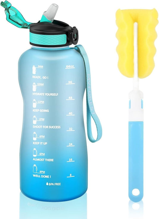 Introductie van de "Ontdek de ultieme 2L waterfles," een blauwe gradiëntfles met tijdmarkeringen, motiverende tekst, flip-top deksel en draagriem. Gemaakt BPA-vrij voor uw gezondheid; het bevat een gele sponsreiniger met een blauwe handgreep voor extra gemak.