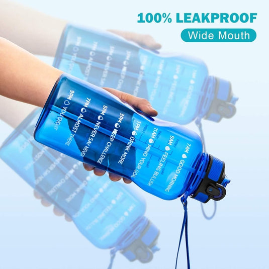 Een hand houdt een Ontdek de ultieme 2L waterfles vast, met een gekanteld blauw ontwerp met tijdmarkeringen en motiverende citaten. Het benadrukt "100% Leakproof", een brede mond en de BPA-vrije functie, wat het belang van de gezondheid benadrukt. Een vage weerspiegeling van de fles is zichtbaar.
