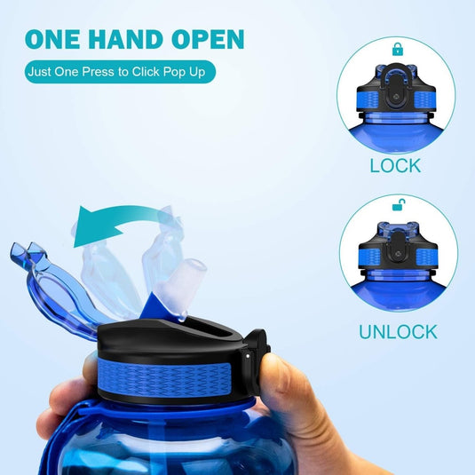 Een hand houdt de BPA-vrije "Ontdek de ultieme 2L waterfles" in het blauw vast, met een ontwerp dat met één hand geopend kan worden. De afbeelding toont het vergrendelen/ontgrendelen door te drukken, met pijlen die beweging aangeven - een perfecte keuze voor degenen die gezondheid prioriteit geven.