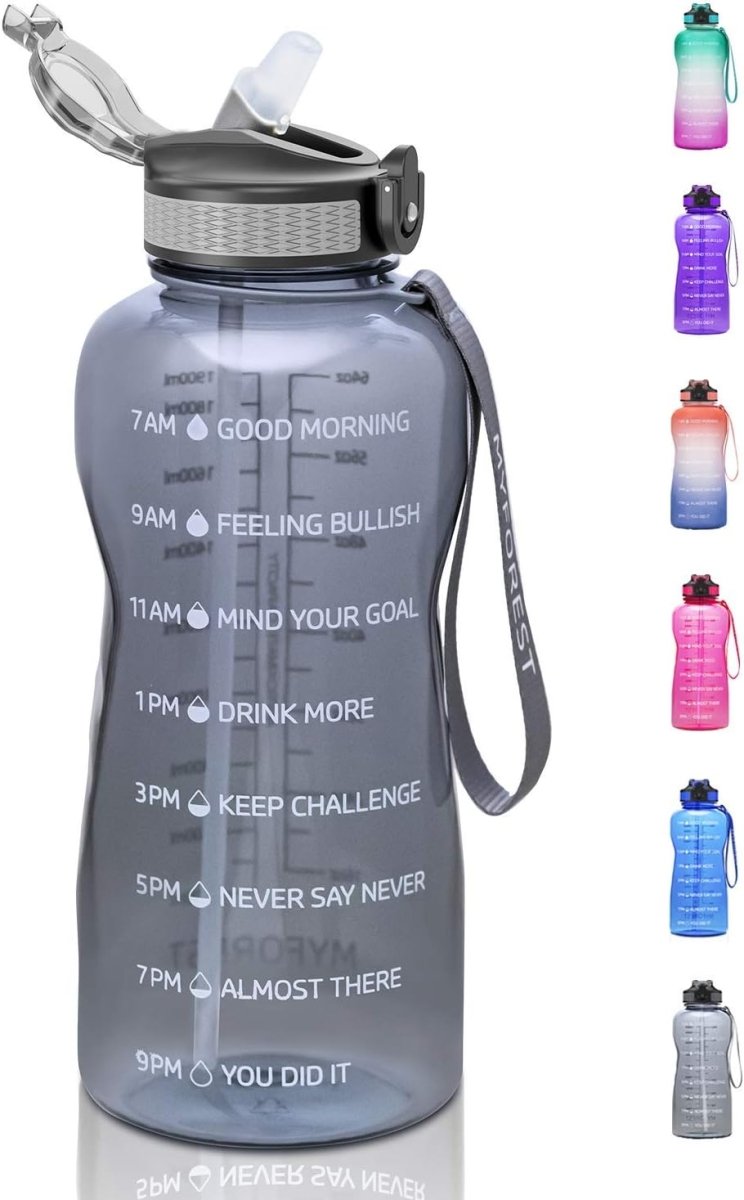 Laad afbeelding in Galerijviewer, De &quot;Ontdek de ultieme 2L waterfles: Motivatie en hydratatie in één!&quot; is een grijze fles met tijdsmarkeringen van 7 AM tot 9 PM voor de gezondheid. Het heeft een handvat, een fliprietje en BPA-vrij materiaal, met kleinere afbeeldingen in verschillende kleuren.
