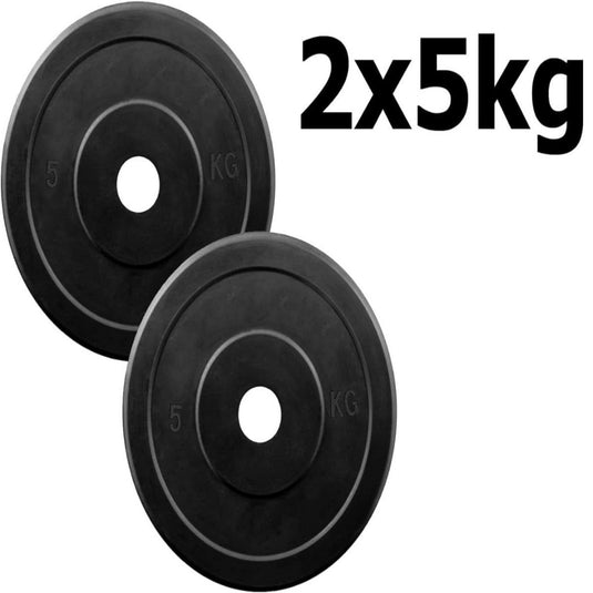 Twee zwarte 5 kg halterschijven gemaakt van hoogwaardige materialen met "2x5kg" tekst, op een effen achtergrond, zijn perfect voor het trainen thuis of in de sportschool met het product "Wil jij thuis of in de sportschool je spieren trainen?.