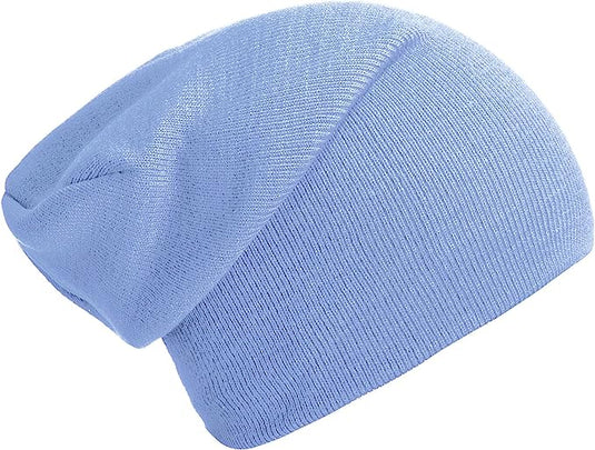 Een lichtblauwe slouch beanie is afgebeeld op een effen witte achtergrond, gemaakt van zachte luxe stoffen zoals te zien in het product "Slouch beanies: de perfecte wintermuts voor dames en heren.