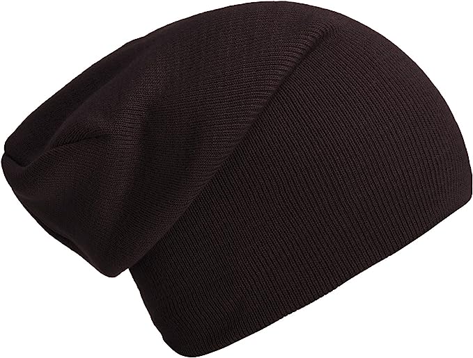 Laad afbeelding in Galerijviewer, Tegen een witte achtergrond is de zwarte slouch beanie, onderdeel van &quot;Slouch beanies: de perfecte wintermuts voor dames en heren&quot;, gemaakt van zachte luxe stoffen.
