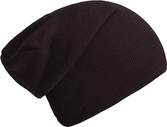 Tegen een witte achtergrond is de zwarte slouch beanie, onderdeel van "Slouch beanies: de perfecte wintermuts voor dames en heren", gemaakt van zachte luxe stoffen.