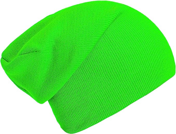 Laad afbeelding in Galerijviewer, Een felgroene slouch beanie op een witte achtergrond, gemaakt van zachte luxe stoffen voor de ultieme warme en stijlvolle ervaring met onze Slouch Beanies: De Perfecte Wintermuts voor Dames en Heren.

