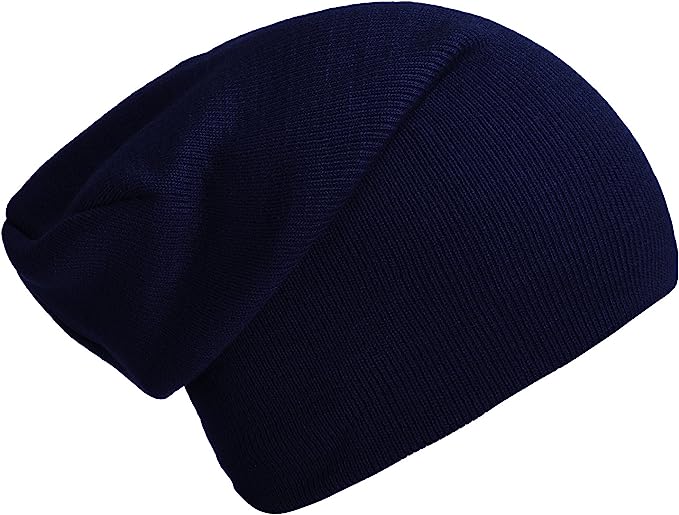 Laad afbeelding in Galerijviewer, De &quot;Slouch beanies: de perfecte wintermuts voor dames en heren&quot; heeft een effen donkerblauw breisel met een slouchy pasvorm, ideaal voor wie warmte en stijl wil combineren in zijn winteroutfits.
