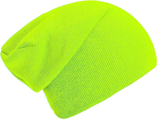 Felgeelgroene slouch beanie, gemaakt van zachte luxe stoffen, biedt een warme en stijlvolle pasvorm voor de winter. Van opzij gezien is het onderdeel van de "Slouch beanies: de perfecte wintermuts voor dames en heren" collectie.