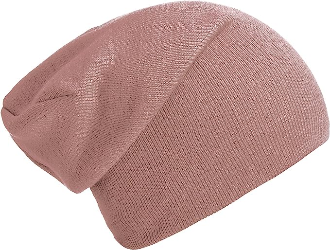 Laad afbeelding in Galerijviewer, Een lichtbruine slouchy muts uit de collectie &quot;Slouch beanies: de perfecte wintermuts voor dames en heren&quot;, vervaardigd met zachte luxe stoffen, met een gladde, gebreide textuur.
