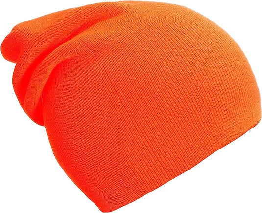 De feloranje Slouch beanies, perfecte wintermutsen voor dames en heren, zijn warm en stijlvol met een slouchy fit voor koude dagen. Gemaakt van zachte luxe stoffen, vallen ze prachtig op tegen een witte achtergrond.