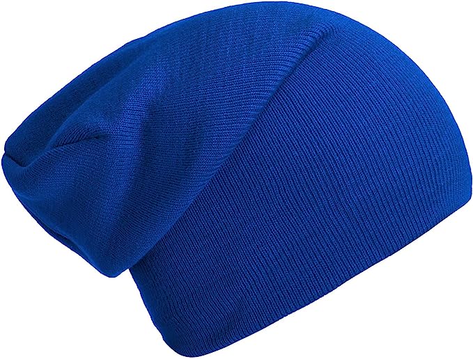 Laad afbeelding in Galerijviewer, Een slouchy blauwe gebreide muts, gemaakt van zachte luxe stoffen, wordt weergegeven op een witte achtergrond; het maakt deel uit van de collectie &quot;Slouch beanies: de perfecte wintermuts voor dames en heren&quot;.
