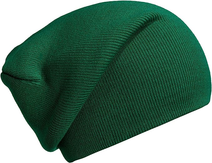 Laad afbeelding in Galerijviewer, Slouch beanies combineren een casual design met zachte luxe stoffen in deze groene gebreide muts. Ideaal voor zowel mannen als vrouwen, de beanie biedt warmte en stijl tegen een witte achtergrond.
