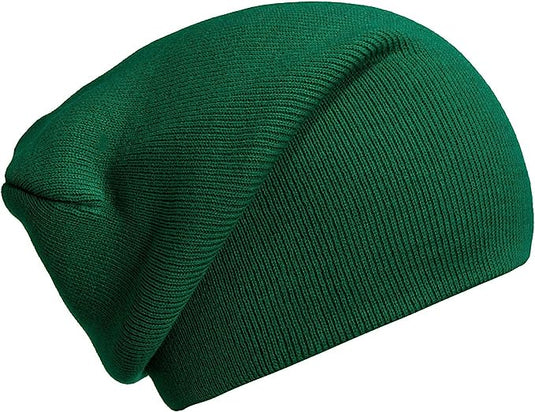 Slouch beanies combineren een casual design met zachte luxe stoffen in deze groene gebreide muts. Ideaal voor zowel mannen als vrouwen, de beanie biedt warmte en stijl tegen een witte achtergrond.