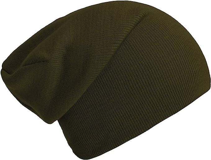 Laad afbeelding in Galerijviewer, Olijfgroene slouchmuts met een geribbelde textuur, gemaakt van zachte luxe stoffen, die de vorm en het materiaal goed tot hun recht laten komen. Product: Slouch mutsen: de perfecte wintermuts voor dames en heren.
