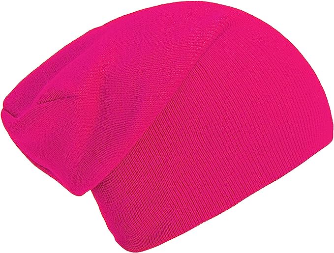 Laad afbeelding in Galerijviewer, Een felroze slouchy beanie met een gebreide textuur wordt getoond op een witte achtergrond, wat de gezellige charme en elegante aantrekkingskracht van zachte, luxueuze stoffen benadrukt. Het is de perfecte wintermuts van &quot;Slouch beanies: de perfecte wintermuts voor dames en heren.
