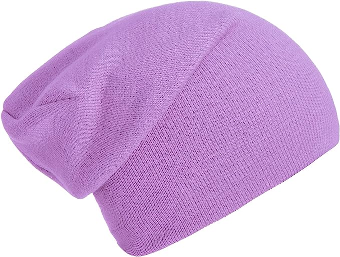 Laad afbeelding in Galerijviewer, Een slouch beanie van &quot;Slouch beanies: de perfecte wintermuts voor dames en heren&quot; in paars, gemaakt van zachte luxe stoffen, wordt gepresenteerd op een spierwitte achtergrond.
