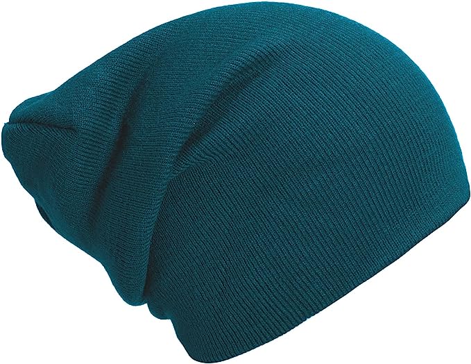 Laad afbeelding in Galerijviewer, Een blauwgroen gebreide muts, gemaakt van zachte luxe stoffen, heeft een modieuze slouchy stijl tegen een witte achtergrond en is te zien in &quot;Slouch beanies: de perfecte wintermuts voor dames en heren.

