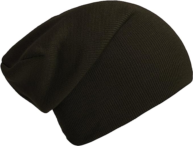 Laad afbeelding in Galerijviewer, Een donkergroene gebreide muts, gemaakt van zachte luxe stoffen, heeft een slouchy ontwerp en belichaamt de &quot;Slouch beanies: de perfecte wintermuts voor dames en heren&quot; tegen een frisse witte achtergrond.
