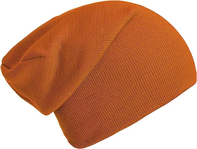 Laad afbeelding in Galerijviewer, Een close-up van een oranje Slouch beanie: de perfecte wintermuts voor dames en heren, gemaakt van zachte luxe stoffen, weergegeven tegen een witte achtergrond.
