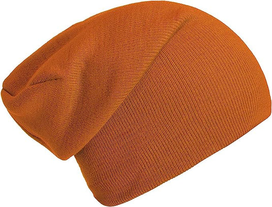 Een close-up van een oranje Slouch beanie: de perfecte wintermuts voor dames en heren, gemaakt van zachte luxe stoffen, weergegeven tegen een witte achtergrond.