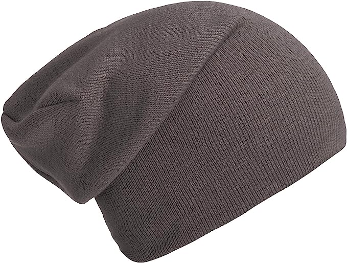 Laad afbeelding in Galerijviewer, Deze warme en stijlvolle grijze slouchmuts, &quot;Slouch beanies: de perfecte wintermuts voor dames en heren&quot;, is gemaakt van zachte, luxe stoffen en komt elegant tot zijn recht op een witte achtergrond.
