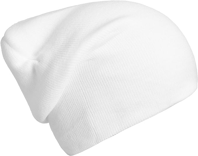Laad afbeelding in Galerijviewer, Een effen witte gebreide muts, gemaakt van zachte luxe stoffen voor elegantie, wordt getoond tegen een witte achtergrond. Dit veelzijdige accessoire is een van de &quot;Slouch beanies: de perfecte wintermuts voor dames en heren.
