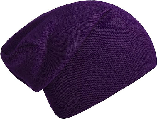De "Slouch beanies: de perfecte wintermuts voor dames en heren" is een paarse gebreide muts met een slouchy fit, gemaakt van zachte luxe stoffen, weergegeven vanaf de zijkant op een witte achtergrond.