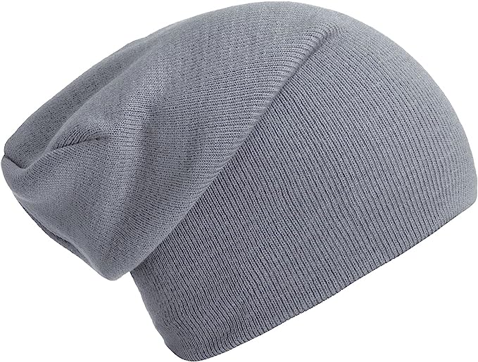 Laad afbeelding in Galerijviewer, Grijze Slouch mutsen: de perfecte wintermuts voor dames en heren, gemaakt van zachte luxe stoffen, op een witte achtergrond.
