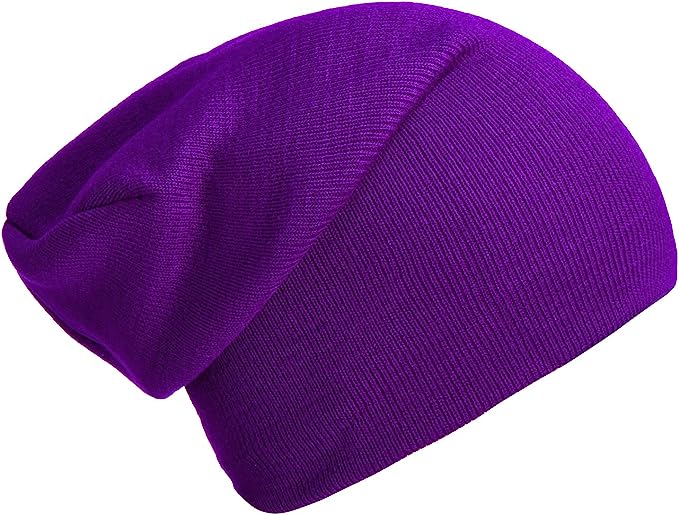 Laad afbeelding in Galerijviewer, De Slouch beanies, perfecte wintermutsen voor zowel mannen als vrouwen, zijn gemaakt van zachte, luxe stoffen in paars met een slouchy design, afgebeeld op een effen witte achtergrond.
