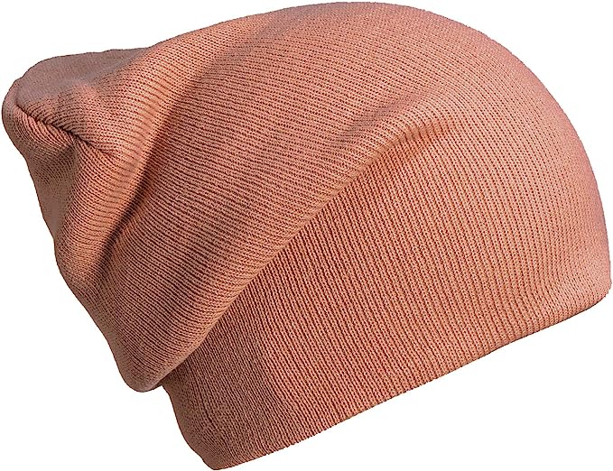 Laad afbeelding in Galerijviewer, De Slouch beanie, gemaakt van zachte luxe stoffen, is een roze gebreide muts die warmte en stijl biedt in de winter.
