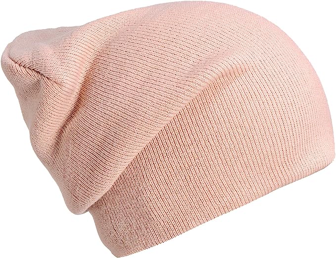 Laad afbeelding in Galerijviewer, De &quot;Slouch beanies: de perfecte wintermuts voor dames en heren&quot;, gemaakt van zachte luxe stoffen, wordt stijlvol weergegeven op een effen achtergrond met zijn roze breisel en slouchy ontwerp.
