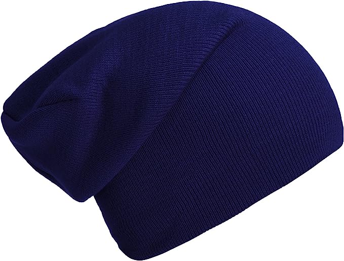 Laad afbeelding in Galerijviewer, De donkerblauwe slouch beanie, gemaakt van geribbeld breiwerk, is het perfecte winteraccessoire voor zowel mannen als vrouwen en biedt een combinatie van warmte en stijl.
