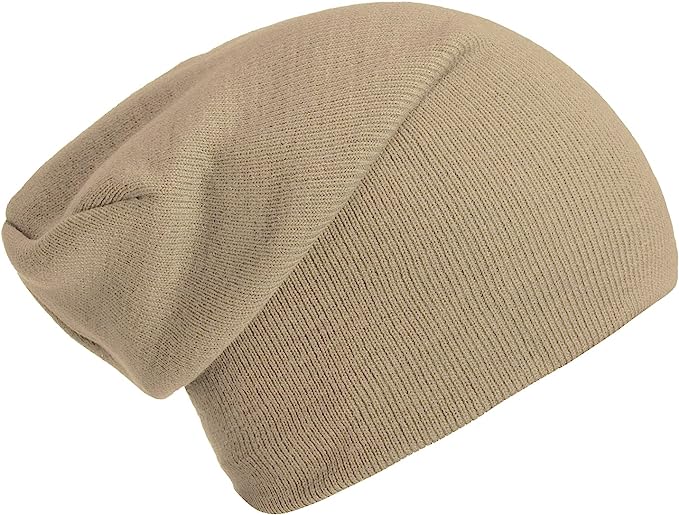 Laad afbeelding in Galerijviewer, Beige slouch beanie gemaakt van zachte luxe stoffen, toont zijn warm en stijlvol ontwerp tegen een effen achtergrond, met de naam &quot;Slouch beanies: de perfecte wintermuts voor dames en heren&quot;.
