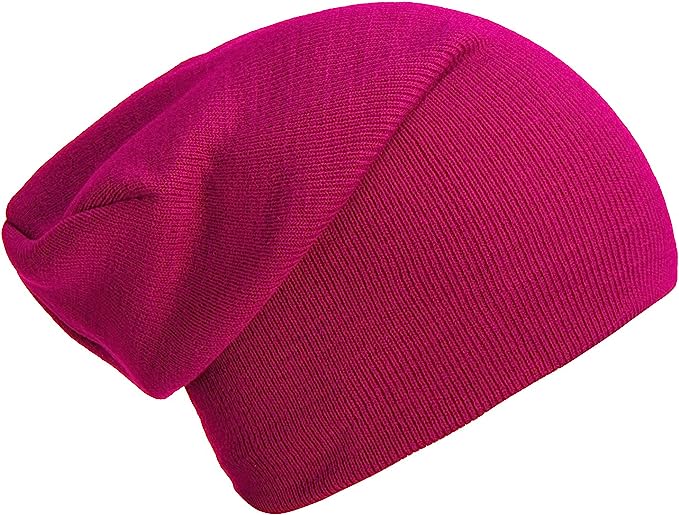 Laad afbeelding in Galerijviewer, De felroze slouch beanie van &quot;Slouch beanies: de perfecte wintermuts voor dames en heren&quot; is gemaakt van zachte luxe stoffen en geeft een warme en stijlvolle touch aan je wintergarderobe.
