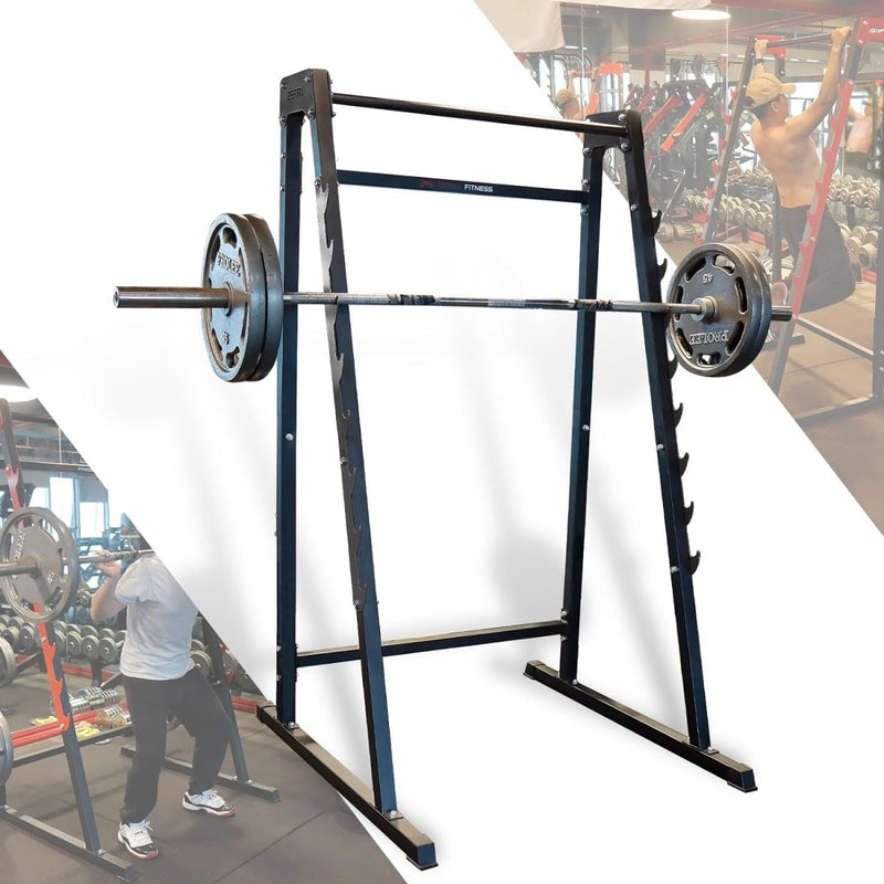 Load image into Gallery viewer, A &quot;Word een krachtige krachtpatser met dit squatrek!&quot; wordt getoond met een halter en halterschijven, gesitueerd in een sportschool waar mensen aan krachttraining doen.
