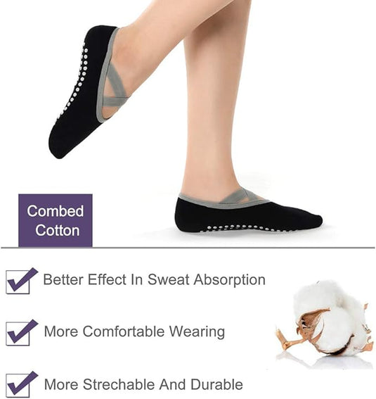Een persoon draagt zwarte ballet-stijl yoga sokken, met gripper dots en een X-vormig riemdesign. Deze sokken bieden zweetabsorptie, comfort, duurzaamheid en rekbaarheid. Ze hebben een gekamd katoenen label en illustratie voor stijl.