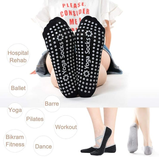 Een persoon zit op de grond en draagt zwarte yogasokken met antislip handgrepen, met de tekst "Yoga Socks" voor stabiliteit. Cirkelvormige tekst op de achtergrond benadrukt verschillende fitnessactiviteiten, wat hun veelzijdigheid voor een actieve levensstijl laat zien.