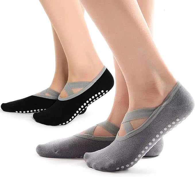 Laad afbeelding in Galerijviewer, Twee paar ballet-stijl yoga sokken, een zwarte en een grijze, met een X-vormig bandontwerp en witte antislip grip dots op de zolen, ideaal voor verbeterde stabiliteit. Product: &quot;Yoga sokken: de perfecte manier om je yogapraktijk te verbeteren.
