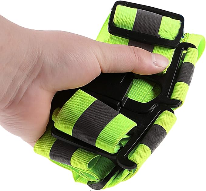 Laad afbeelding in Galerijviewer, Een hand houdt een opgevouwen, neongroen reflecterend vest voor veiligheid in het donker vast met zwarte riemen en gespen, wat het hoge zichtbaarheidsontwerp voor meer veiligheid benadrukt.

