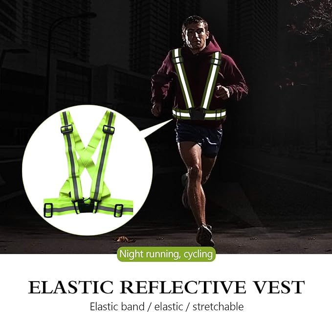 Laad afbeelding in Galerijviewer, Een hardloper draagt het Reflecterend vest voor veiligheid in het donker &#39;s nachts. Dit ronde vest met accenten heeft een elastisch, verstelbaar ontwerp. Tekstoverlays tonen: &quot;Nacht hardlopen, fietsen&quot; en &quot;Hoge zichtbaarheid reflecterend vest.
