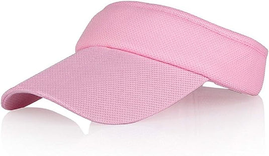 Een roze klep met een gebogen klep en structuurstof wordt getoond tegen een witte achtergrond, gemaakt van sneldrogend materiaal voor comfort. Product: Zonneklep voor vrouwen: bescherm jezelf tegen de zon en geniet van je favoriete sporten.