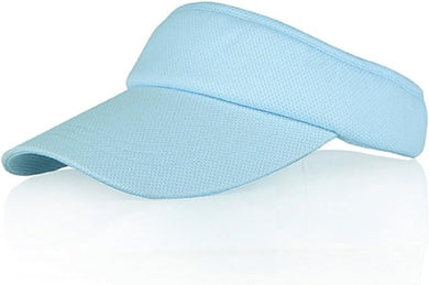 Lichtblauwe stoffen pet met gebogen klep, gemaakt van zonneklep voor vrouwen materiaal, rustend op een wit oppervlak.